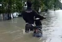 Banjir yang terjadi di beberapa kecamatan dan desa di Lamongan, ketinggian air beragam. Paling parah di kecamatan Karangbinangun hingga selutut orang dewasa, Rabu (29/12).