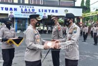  Paursubag humas Polres Lamongan Aipda Sampurno saat menerima penghargaan bersama Briptu Rista Aulia, Bripda Yolanda W, Raditya Valentin, Candra Saputra merupakan Tim Media Online yang mengelola Tribratanews. Selasa (07/12/2021) (Foto: Humas Polres Lamongan/ RadarBangsa.co.id)