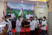  Penyerahan pataka dan panji bendera HKTI dari Syaiful Azhari ,SH,MH, DPD HKTI Jatim Wakil Ketua I yang mewakili Ketua DPD HKTI Jatim Ony Anwar Harsono kepada Suharjito, SSi. MT., Ketua DPC HKTI Lamongan, Kamis 09/12/2021, (Dok Foto: Istimewa Syaiful Anam / RadarBangsa.co.id)