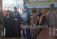 Sejumlah warga Warukulon Kecamatan Pucuk saat menerima BLT DD Miskin Ekstrim di kantor balai desa, Jumat (10/12)