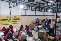 Suasana bantuan dari aparat gabungan pada korban bencana APG Gunung Semeru di Lumajang