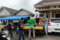  Korban pembobolan rekening, Hendi Bagus S. yang juga relawan tim posko center PPP saat menyalurkan bantuan Semeru