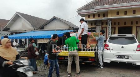  Korban pembobolan rekening, Hendi Bagus S. yang juga relawan tim posko center PPP saat menyalurkan bantuan Semeru