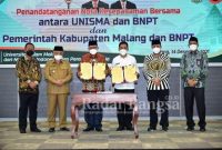 Kepala BNPT saat menandatangani perjanjian nota kesepahaman bersama dengan Unisma dan Pemkab Malang, Selasa (14/12)