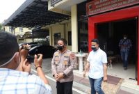 Kapolres Mojokerto, AKBP Apip Ginanjar saat diwawancarai awak media mengenai kasus bunuh diri mahasiswi