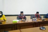 Ketua DPRD Kabupaten Pasuruan Sudiono Fauzan saat melakukan konferensi pers di kantor DPRD Kabupaten Pasuruan Senin 6/11/2021