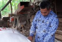 dinas peternakan dan ketahanan pangan kab Pasuruan , mengadakan pengambilan sampel pakan ternak  di beberapa tempat