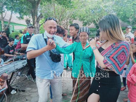 Perwakilan jurnalis Pasuruan AJPB dan PWI , saat menghibur di salah satu posko penampungan korban eropsi gunung Semeru di SMP N 2 Pasirian , Lumajang