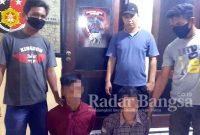 Dua pelaku pengeroyokan saat diamankan di Polsek Gempol, Pasuruan. Keduanya sehari-harinya penjual tahu tek.