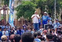 Manajer Persela Lamongan Edy Yunan Achmadi menemui ratusan supoerter, pecinta Persela, saat gelar aksi demo di sekretariat Persela. Rabu, (01/12/2021).
[dok foto/ Bang Iful]