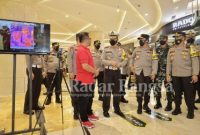 Kakorlantas Polri, Asops Polri, dan Kadiv Humas Polri didampingi Kapolda Jatim mengecek Prokes di tempat publik Surabaya