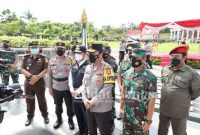  Forkopimda Jawa Timur melaksanakan Apel Gelar Pasukan Operasi Lilin Semeru 2021 di Monumen Tugu Pahlawan, Surabaya