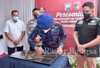 Kapolres Lamongan AKBP Miko Indrayana menandatangani prasasti sebagai tanda diresmikannya ruang tahanan dan kantor Satreskrim Polres Lamongan, Rabu (1/12/2021),