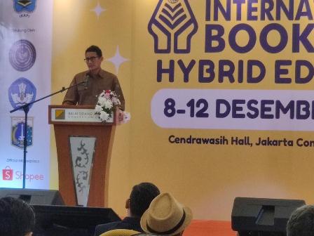 Menteri Pariwisata dan Ekonomi Kreatif Indonesia, Dr. H. Sandiaga Salhuddin Uno, B.B.A., M.B.A., resmi membuka acara Indonesia International Book Fair (IIBF) 2021