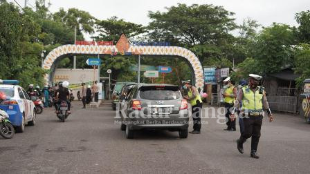 Anggota Satlantas Polres Semarang saat cek mobil yang masuk tempat wisata