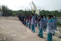 Babinsa 0812/17 Paciran, Lamongan bersama Pemerintah Desa Kandang Semangkon, kelompok RN Mardiono, Perguruan Silat, Ansor, Lembaga pendidikan SMAN 1 Paciran, serta warga melakukan penanaman pohon Mangrove.