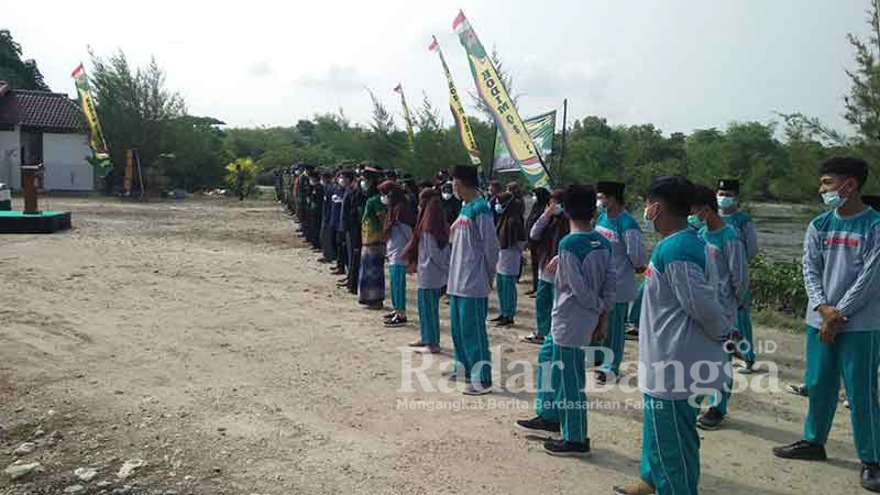 Babinsa 0812/17 Paciran, Lamongan bersama Pemerintah Desa Kandang Semangkon, kelompok RN Mardiono, Perguruan Silat, Ansor, Lembaga pendidikan SMAN 1 Paciran, serta warga melakukan penanaman pohon Mangrove.