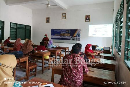 Suasana pelatihan HOTS dan literasi sains bagi guru IPA SMP di Nganjuk oleh Tim PKM Pascasarjana Unesa