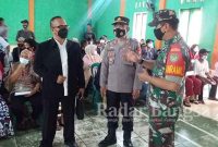 Vaksinasi Covid-19 yang digelar di Balai Desa Kertajadi, Kecamatan Cidaun, Kabupaten Cianjur, Jawa Barat.