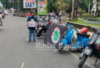 Anggota komunitas Lamongan Vespa Club (LVC) saat turun jalan menggalang dana untuk korban erupsi gunung semeru Lumajang, Minggu (05/12)