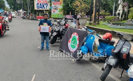 Anggota komunitas Lamongan Vespa Club (LVC) saat turun jalan menggalang dana untuk korban erupsi gunung semeru Lumajang, Minggu (05/12)