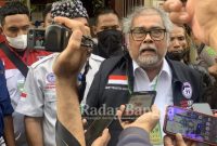 Arist Merdeka Sirait Ketua Umum Komnas Perlindungan Anak memberikan keterangan pers didepan PN Surabaya Senin 24/01/22 (IST)