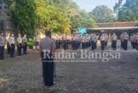 Kadishub Gede Gunawan A.P, seluruh pegawai Kantor Dinas Perhubungan Kabupaten Buleleng melakukan Apel pagi bersama di lapangan Kantor Dinas Perhubungan
(24/01/2022) (IST)