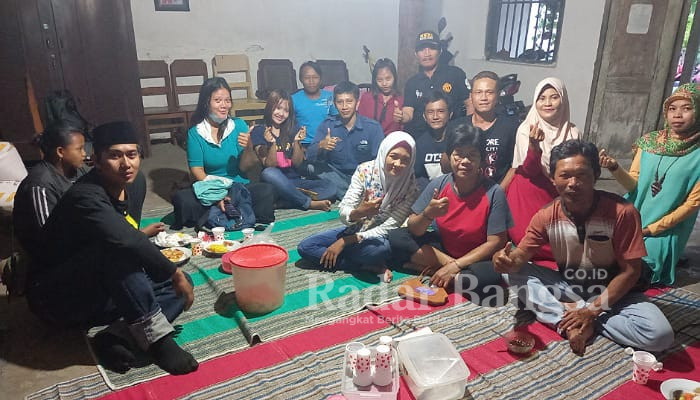 Para pengurus DPC Partai NasDem Kecamatan Plosoklaten seusai kegiatan arisan