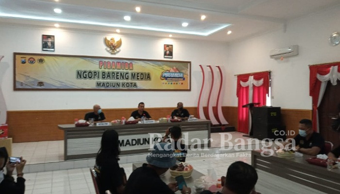 Kapolres Madiun Kota Saat sambutan dalam Piramida didampingi Kasi humas Polres Madiun kota dan Ketua PWI Madiun.
