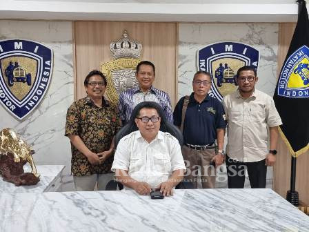 (Duduk) Ketua Umum Serikat Media Siber Indonesia (SMSI) Pusat Firdaus (Dok Foto SMSI)