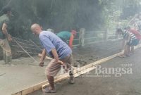 Kegiatan kerja bakti pengecoran jembatan di Jalan Karimun Jawa Desa Gedangsewu