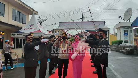 Penyambutan Kapolres dilakukan mulai dari gerbang pintu masuk Mapolres hingga ke lobi Polres Lahat (IST)