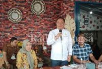 (Berdiri) Bupati Lahat Cik Ujang, SH meresmikan usaha kuliner soto Betawi Abang Azzam, Selasa (11/01/2022) (IST)