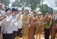 Bupati Lahat Cik Ujang, SH  ssat acara peletakan batu pertama pada hari ini, Senin (17/01/2022) (Biro Humas Kmf)