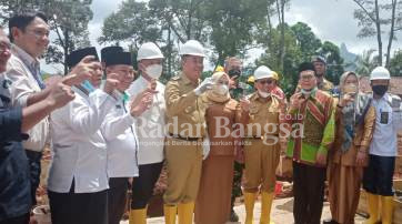 Bupati Lahat Cik Ujang, SH  ssat acara peletakan batu pertama pada hari ini, Senin (17/01/2022) (Biro Humas Kmf)