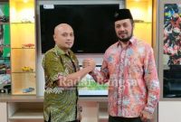 Kepala Dispora Jatim, Pulung Chausar (kiri) bersama Kabid Keolahragaan, Firman Syah Ali (kanan) (IST)