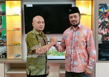 Kepala Dispora Jatim, Pulung Chausar (kiri) bersama Kabid Keolahragaan, Firman Syah Ali (kanan) (IST)