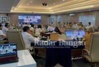 Menteri Investasi/Kepala BKPM Republik Indonesia (RI) Bahlil Lahadalia didampingi Gubernur Sumatera Selatan (Sumsel) Herman Deru dari Hotel Santika Premiere Palembang,  melakukan pertemuan melalui virtual zoom meeting dengan Jajaran Direksi PT Bukit Asam Tbk dan PT Pertamina.Senin (10/1/2022), (Foto Hms)