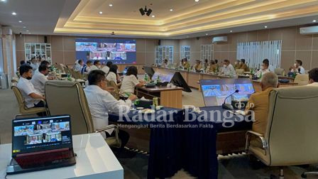 Menteri Investasi/Kepala BKPM Republik Indonesia (RI) Bahlil Lahadalia didampingi Gubernur Sumatera Selatan (Sumsel) Herman Deru dari Hotel Santika Premiere Palembang,  melakukan pertemuan melalui virtual zoom meeting dengan Jajaran Direksi PT Bukit Asam Tbk dan PT Pertamina.Senin (10/1/2022), (Foto Hms)