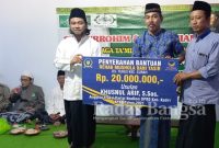 Mas Pipin (baju putih) didampingi Kades Budi Santoso (tengah), secara simbolis menyerahkan bantuan rehab Musholla Bani Yasir