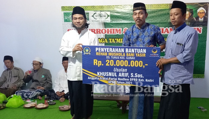 Mas Pipin (baju putih) didampingi Kades Budi Santoso (tengah), secara simbolis menyerahkan bantuan rehab Musholla Bani Yasir