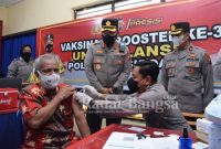 Kapolresta Sidoarjo Kombes Pol. Kusumo Wahyu Bintoro, saat memantau vaksinasi booster bagi lansia di Mapolsek Krian, Kamis (20/1/2022) (IST)