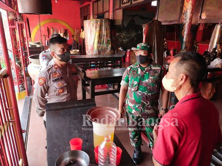 Kapolsek Krian Kompol Gatot Setyo Budi dan Danramil Krian kunjungi Klenteng Tri Dharma Teng Swie Bio (IST)