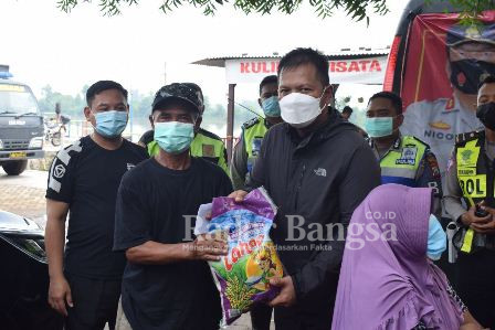 Kapolresta Sidoarjo Kombes Pol. Kusumo Wahyu Bintoro saat berikan bantua ke warga (IST)