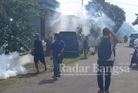 Mas Pipin bersama Kades Purwotengah ikut keliling melakukan fogging