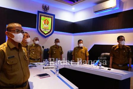 Bupati Asahan H. Surya, BSc bersama dengan Asisten Pemerintahan dan Kesejahteraan Rakyat, Asisten Pembangunan dan Perekonomian, Kadis Kominfo Kabupaten Asahan, Kepala Inspektorat Kabupaten Asahan, Kebag Pengadaan Barang dan Jasa dan Kabag Pemerintahan Setdakab Asahan mengikuti Rapat Kerja (Raker) Pencegahan Tindak Pidana Korupsi secara virtua (IST)