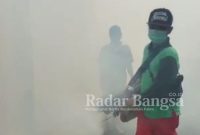 Petugas saat melakukan fogging (IST)