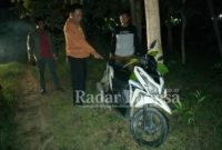 Anggota Polsek Blega Polres Bangkalan Madura saat mengamankan BB 1 unit motor Honda warna putih