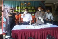 Kasihumas Polres Bangkalan Iptu Sucipto, S.H. bersama Kasatreskrim AKP Sigit Nursiyo Dwiyogo, S.H., M.H. dan Kanit Pidum Ipda Mas Herly Susanto, S.H. saat konferensi pers siang tadi, Senin (10/01/2022)  (IST)