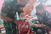  Tenaga administrasi dari Lanal Babel dan Dinas kesehatan Kabupaten Bangka saat melakukan suntik vaksinasi ke anak (Dok Foto Lanal Bangka)